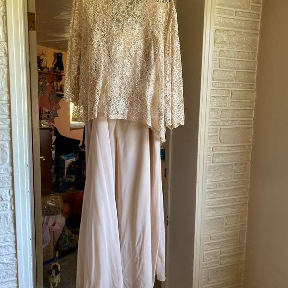 Mother Of The Bride/Groom Gown - Picture 1 of 4